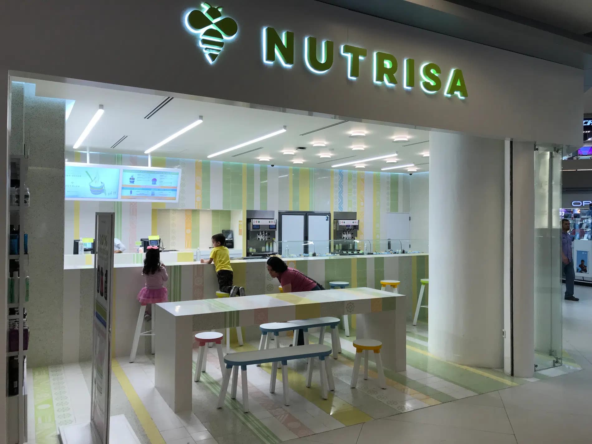 Local de Nutrisa en plaza comercial con barra, mesas y letrero iluminado