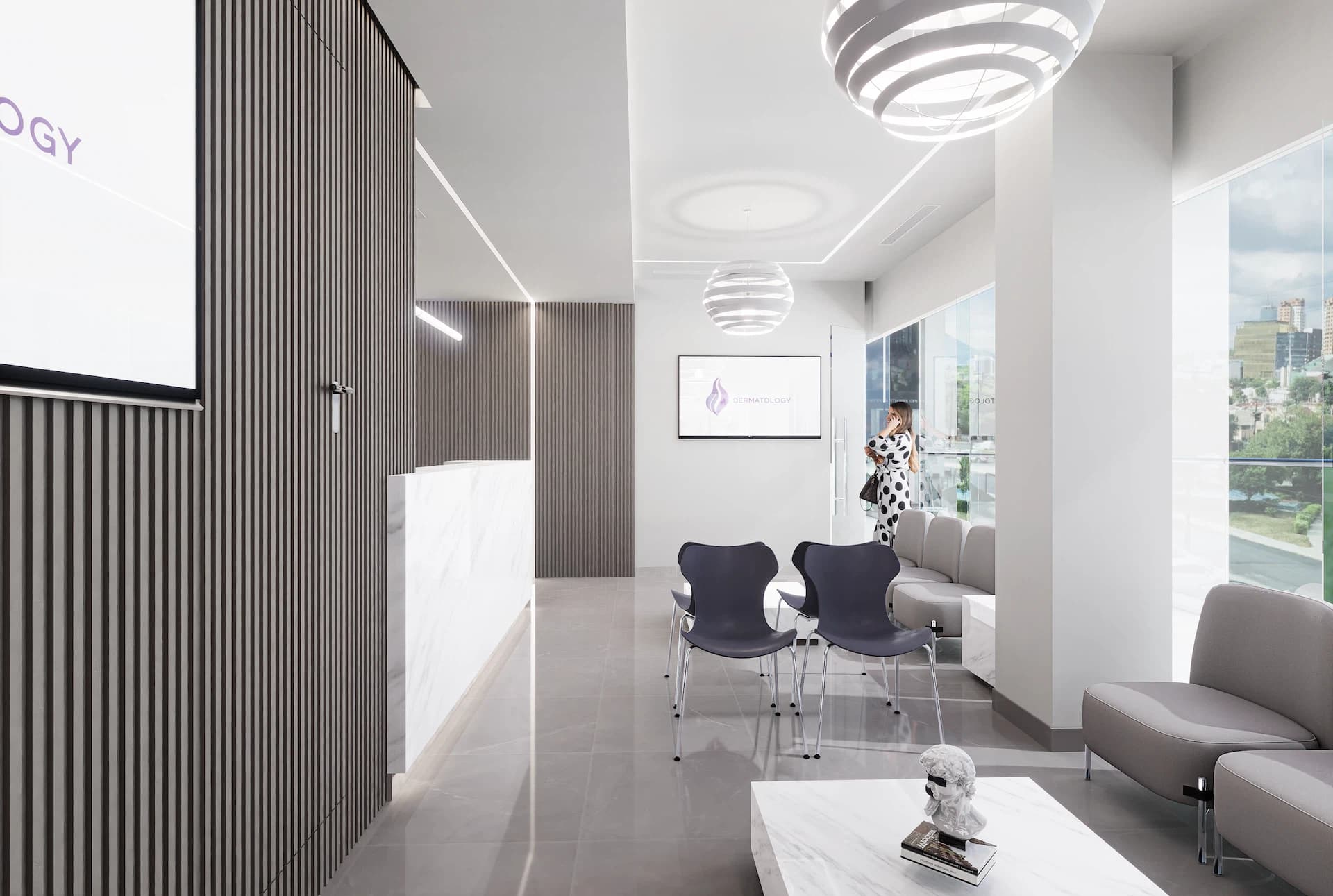 Sala de espera de clínica con muro de listones, sillas negras y vista a la ciudad