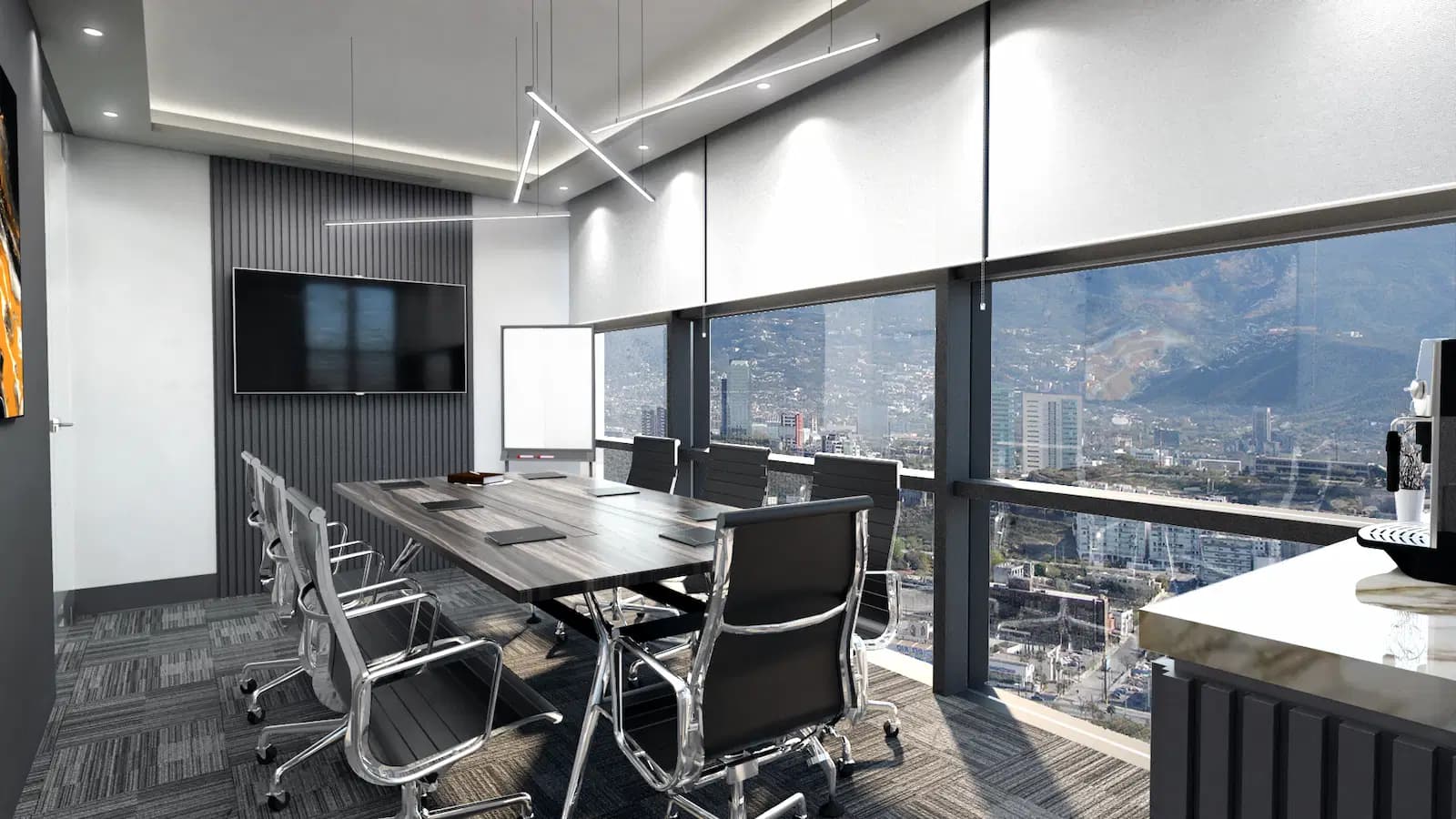 Sala de juntas con mesa de madera, sillas negras y vista a la ciudad y la sierra